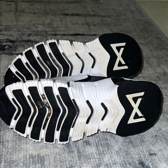 Nike Metcon Black and Gray Sneakers - Picture 5 of 6